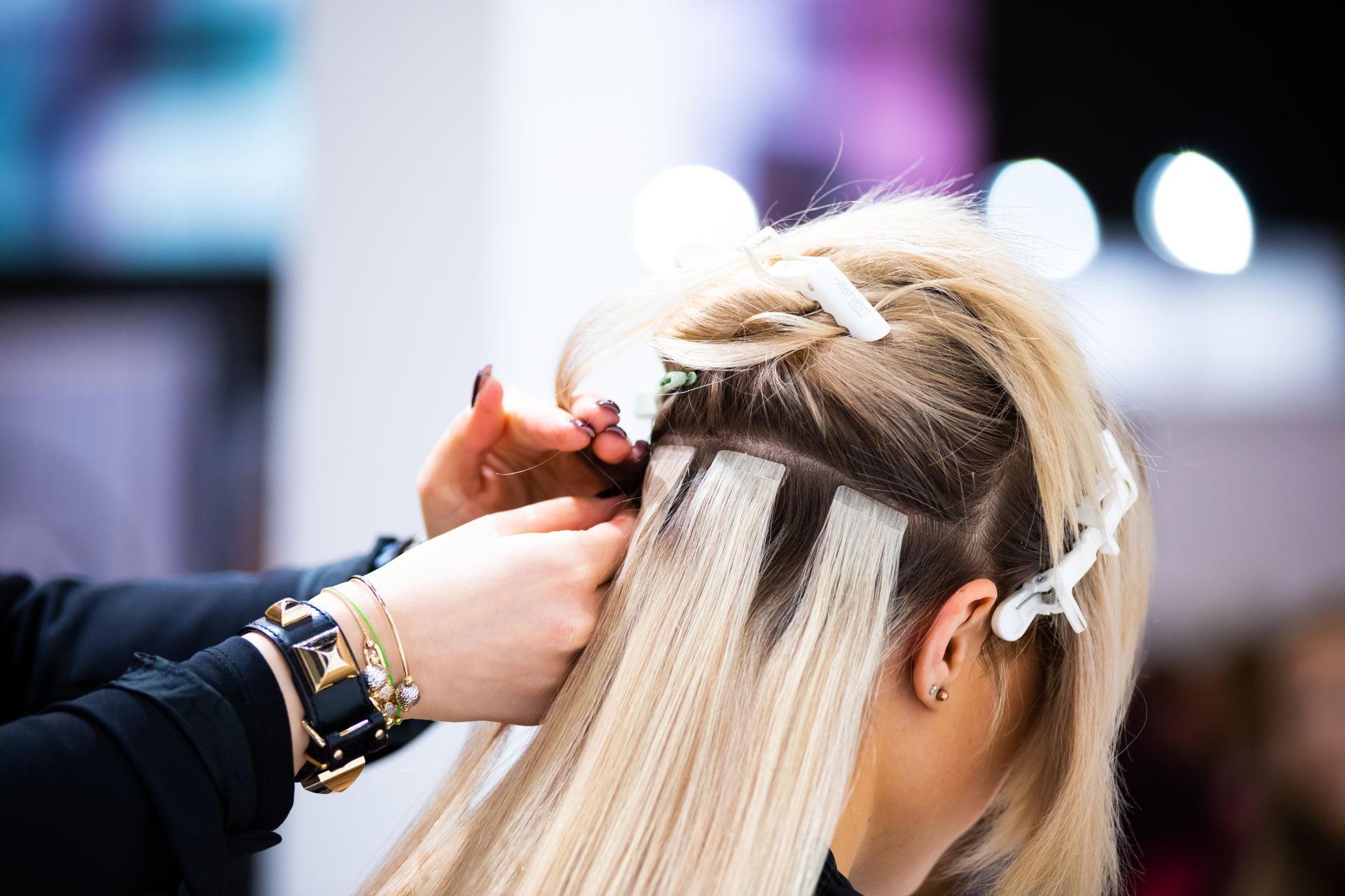 Einarbeiten von Extensions in blondes Haar