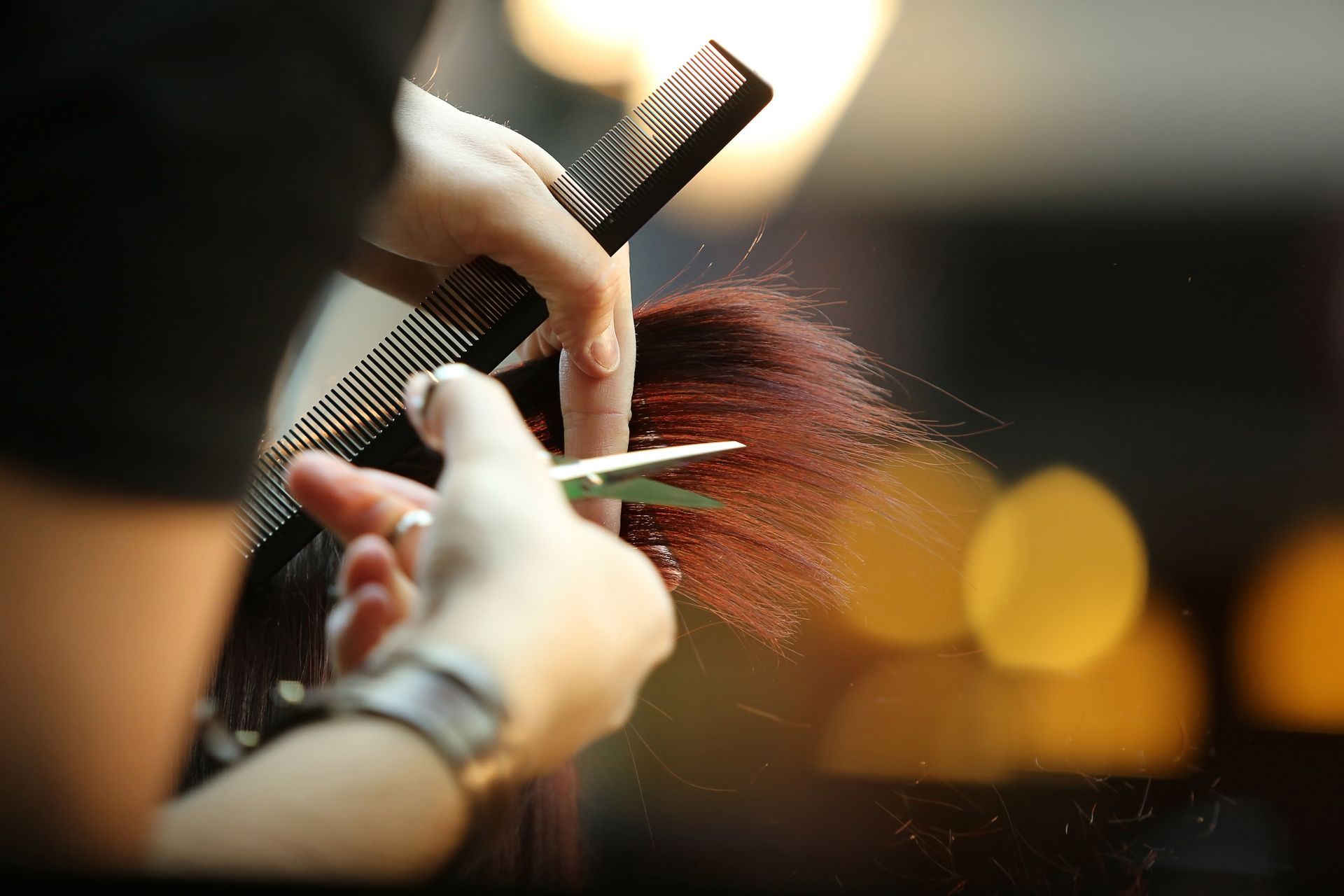 Haarschnitt mit Schere und Kamm im Salon